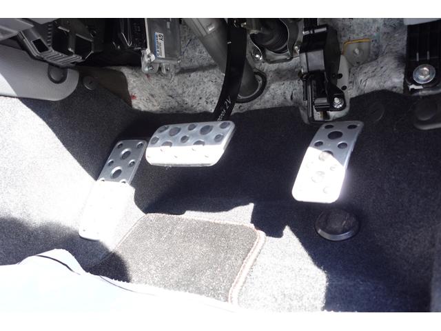 気になるペダル周りも綺麗です。純正フロアマット付き