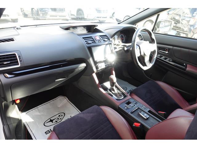 右左折時やコーナリング時に視界の妨げにならないようにピラー形状やサイドミラーの位置を最適化するとともに、三角窓をドアに内蔵。