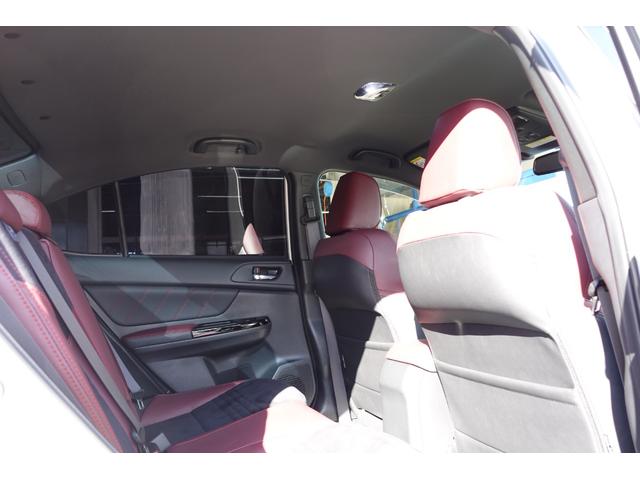 スポーツカーではありますが、後部座席のスペースもしっかり確保されております。