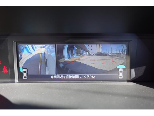 フロントグリルと助手席ドアミラーに装着されたカメラの映像をマルチファンクションディスプレイに表示。死角を低減できます