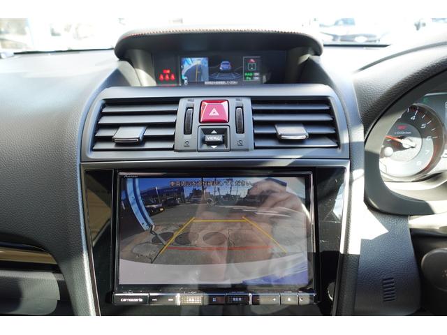 シフトをリバースに入れると、ナビ画面にバックカメラ、マルチファンクションディスプレイには死角の左側、更に車体後方に装着されたソナーセンサーで警報音と警告表示。