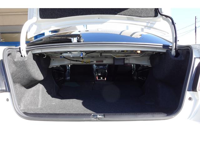 後部座席を前に倒せて、トランクスルーになりますので、長い荷物なども積めます。