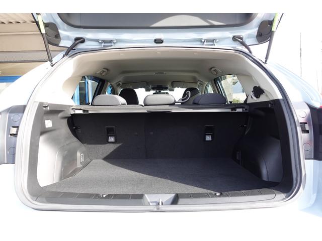 間口から奥まで段差の少ないフラットフロアで、荷物の積み降ろしやすさを高めています