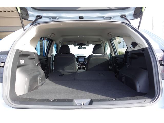 リヤシートのバックレストを倒すことで、長い荷物を積載する時など荷室を自由に拡張できます。更に、荷物の固定に便利なカーゴフックやフロア下にサブトランクも装備しております