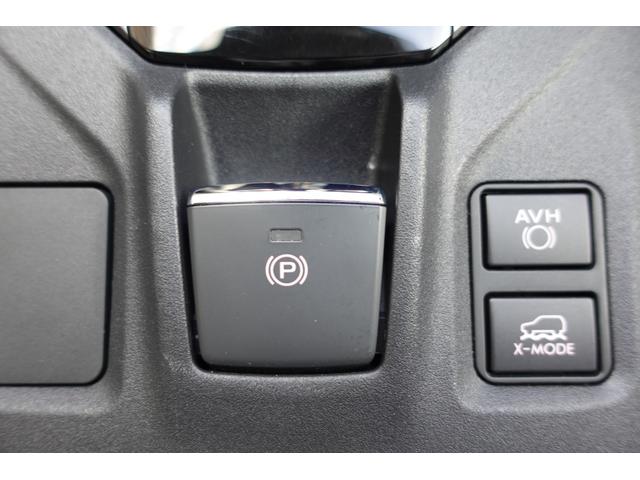 電動パーキングブレーキ。パーキングブレーキをスイッチ一つで作動・解除できます。発進時はアクセルを踏むだけで解除できます。また、上り坂で停車させた時に自動的にパーキングが作動する、ヒルホールド機能搭載。