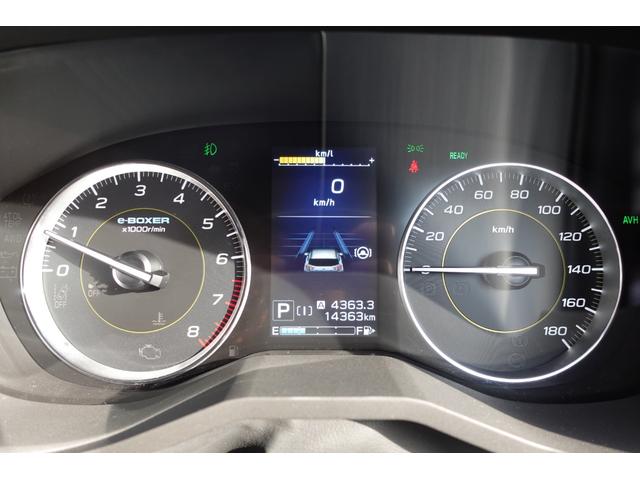 マルチインフォメーションディスプレイ付メーター。中央４．２インチ液晶画面に様々な車両情報を表示するほか、状況に応じて割り込み表示を行い、より安全なドライブをサポートします。