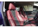 フロントスポーツシート(本革、ボルドー/ブラック)。上半身をしっかり支える高いホールド性でロングドライブでも疲れにくいシートで、運転席助手席共にパワーシート&ヒーター付き。