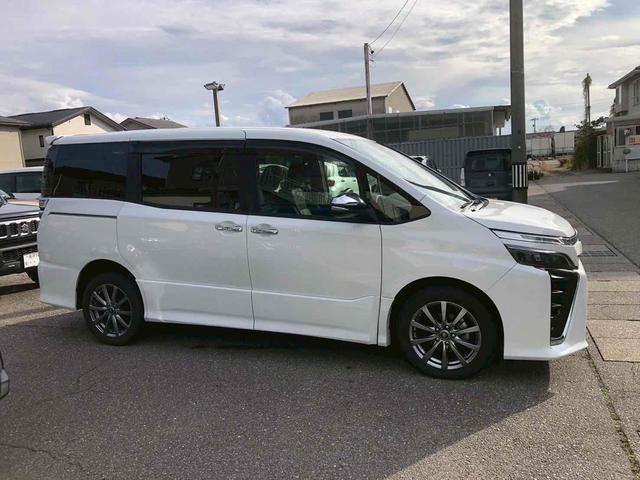 ヴォクシー ＺＳ　煌ＩＩ　４ＷＤ　ドライブレコーダー　ＥＴＣ　バックカメラ　ナビ　オートクルーズコントロール　レーンアシスト　衝突被害軽減システム　両側電動スライドドア　オートマチックハイビーム　オートライト（14枚目）