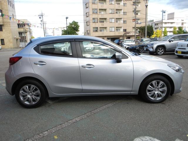 ＭＡＺＤＡ２ １５Ｓ　フル装備　キーレスエントリー　プッシュスタート　衝突被害軽減システム　純正ナビ　ＴＶ（フルセグ）　バックカメラ　ＴＶフリー未実施（4枚目）