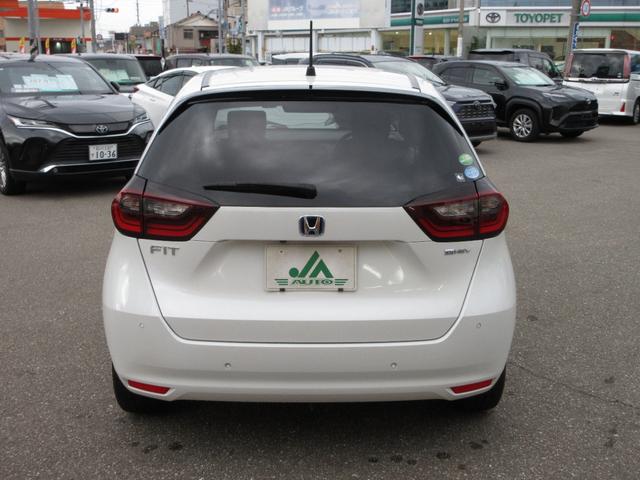 フィット ｅ：ＨＥＶベーシック　プッシュスタート　スマートキー　ＥＴＣ　衝突被害軽減システム　ナビ　バックカメラ　ドライブレコーダー（3枚目）