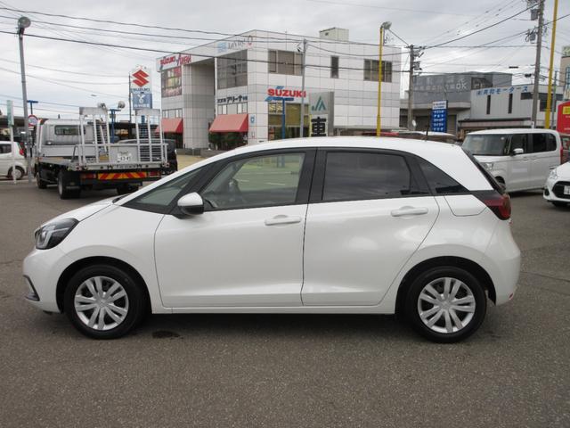 フィット ｅ：ＨＥＶベーシック　プッシュスタート　スマートキー　ＥＴＣ　衝突被害軽減システム　ナビ　バックカメラ　ドライブレコーダー（5枚目）