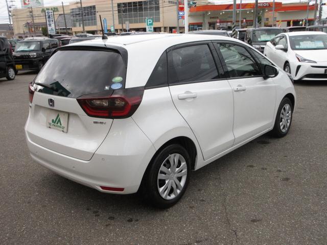 フィット ｅ：ＨＥＶベーシック　プッシュスタート　スマートキー　ＥＴＣ　衝突被害軽減システム　ナビ　バックカメラ　ドライブレコーダー（8枚目）