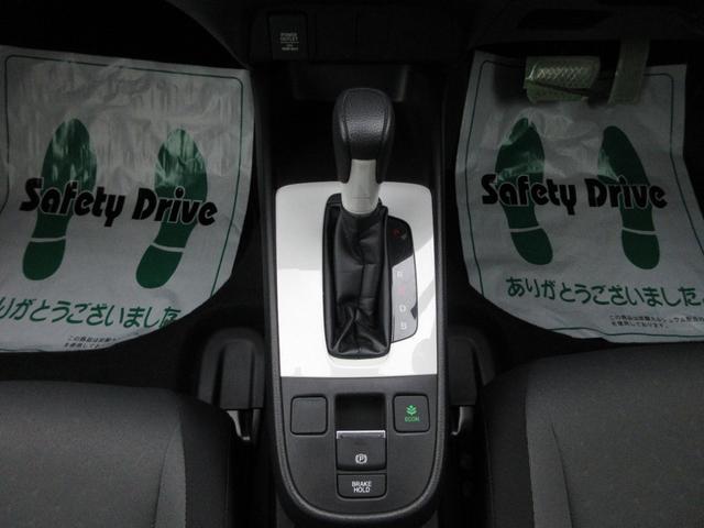 フィット ｅ：ＨＥＶベーシック　プッシュスタート　スマートキー　ＥＴＣ　衝突被害軽減システム　ナビ　バックカメラ　ドライブレコーダー（11枚目）