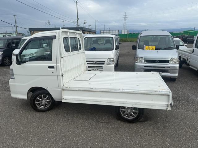 ハイゼットトラック エアコン・パワステ　スペシャル　４ＷＤ　三方開　積載可能量３５０ｋｇ　５速ミッション　エアコン　パワーステアリング　運転席エアバック　車検２年付き（5枚目）
