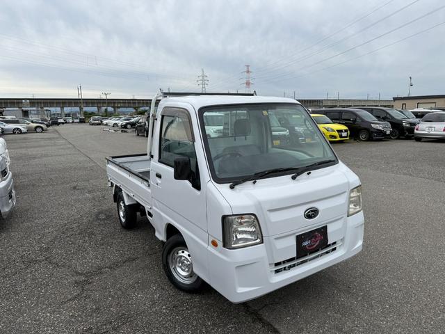 サンバートラック 　４ＷＤ　三方開き　運転席エアバッグ　マニュアルエアコン　パワーステアリング　荷台カバー　５速マニュアル　２年車検付き（2枚目）