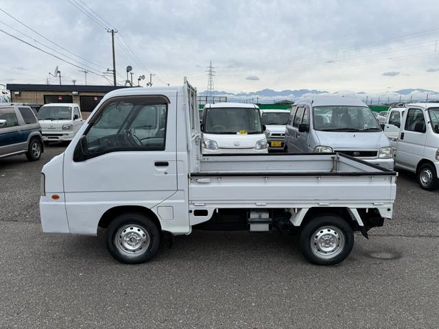 サンバートラック 　４ＷＤ　三方開き　運転席エアバッグ　マニュアルエアコン　パワーステアリング　荷台カバー　５速マニュアル　２年車検付き（5枚目）