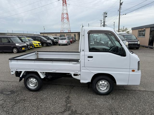 サンバートラック 　４ＷＤ　三方開き　運転席エアバッグ　マニュアルエアコン　パワーステアリング　荷台カバー　５速マニュアル　２年車検付き（6枚目）