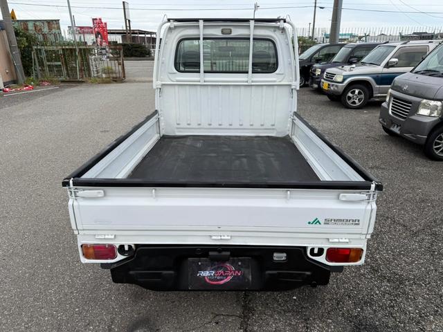 サンバートラック 　４ＷＤ　三方開き　運転席エアバッグ　マニュアルエアコン　パワーステアリング　荷台カバー　５速マニュアル　２年車検付き（7枚目）