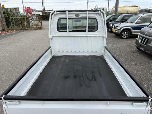 サンバートラック 　４ＷＤ　三方開き　運転席エアバッグ　マニュアルエアコン　パワーステアリング　荷台カバー　５速マニュアル　２年車検付き（8枚目）