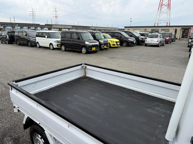 サンバートラック 　４ＷＤ　三方開き　運転席エアバッグ　マニュアルエアコン　パワーステアリング　荷台カバー　５速マニュアル　２年車検付き（10枚目）