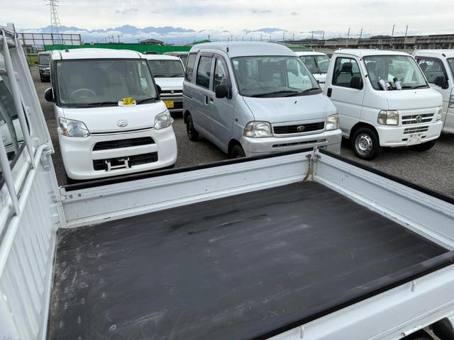 サンバートラック 　４ＷＤ　三方開き　運転席エアバッグ　マニュアルエアコン　パワーステアリング　荷台カバー　５速マニュアル　２年車検付き（11枚目）