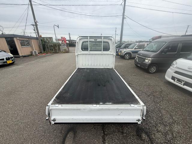 サンバートラック 　４ＷＤ　三方開き　運転席エアバッグ　マニュアルエアコン　パワーステアリング　荷台カバー　５速マニュアル　２年車検付き（13枚目）
