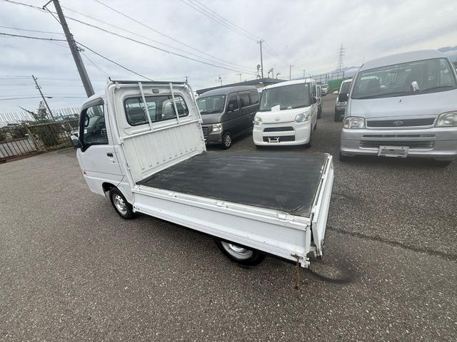 サンバートラック 　４ＷＤ　三方開き　運転席エアバッグ　マニュアルエアコン　パワーステアリング　荷台カバー　５速マニュアル　２年車検付き（14枚目）