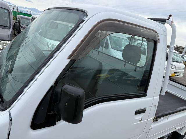 サンバートラック 　４ＷＤ　三方開き　運転席エアバッグ　マニュアルエアコン　パワーステアリング　荷台カバー　５速マニュアル　２年車検付き（17枚目）