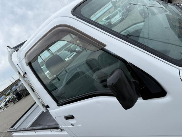 サンバートラック 　４ＷＤ　三方開き　運転席エアバッグ　マニュアルエアコン　パワーステアリング　荷台カバー　５速マニュアル　２年車検付き（18枚目）