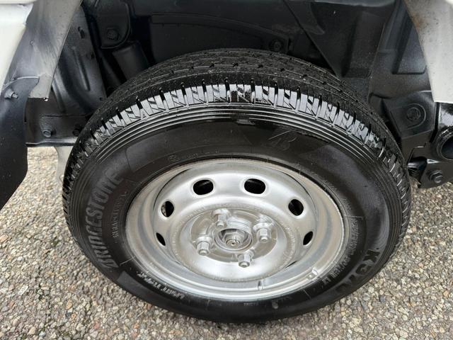 サンバートラック 　４ＷＤ　三方開き　運転席エアバッグ　マニュアルエアコン　パワーステアリング　荷台カバー　５速マニュアル　２年車検付き（23枚目）