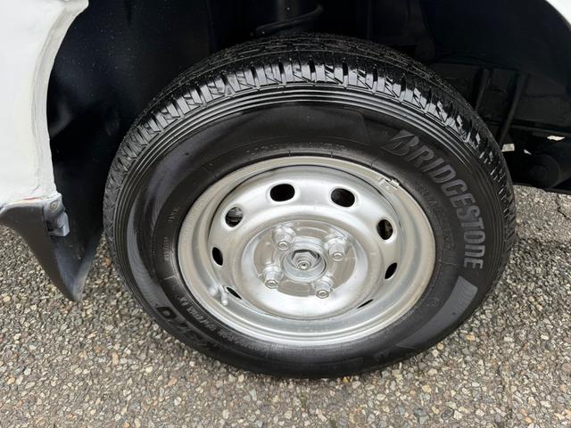サンバートラック 　４ＷＤ　三方開き　運転席エアバッグ　マニュアルエアコン　パワーステアリング　荷台カバー　５速マニュアル　２年車検付き（24枚目）