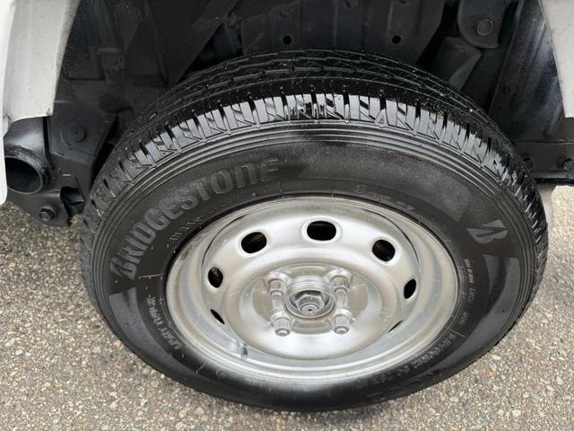 サンバートラック 　４ＷＤ　三方開き　運転席エアバッグ　マニュアルエアコン　パワーステアリング　荷台カバー　５速マニュアル　２年車検付き（26枚目）