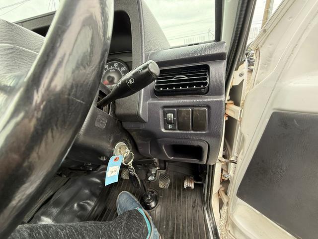 サンバートラック 　４ＷＤ　三方開き　運転席エアバッグ　マニュアルエアコン　パワーステアリング　荷台カバー　５速マニュアル　２年車検付き（29枚目）