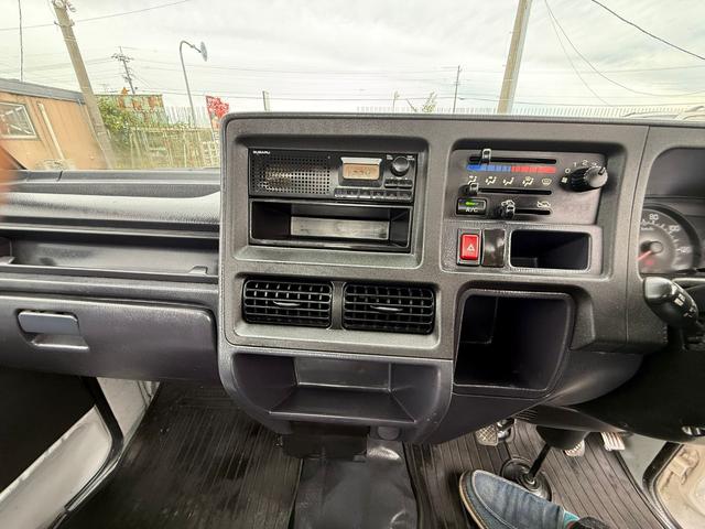 サンバートラック 　４ＷＤ　三方開き　運転席エアバッグ　マニュアルエアコン　パワーステアリング　荷台カバー　５速マニュアル　２年車検付き（30枚目）