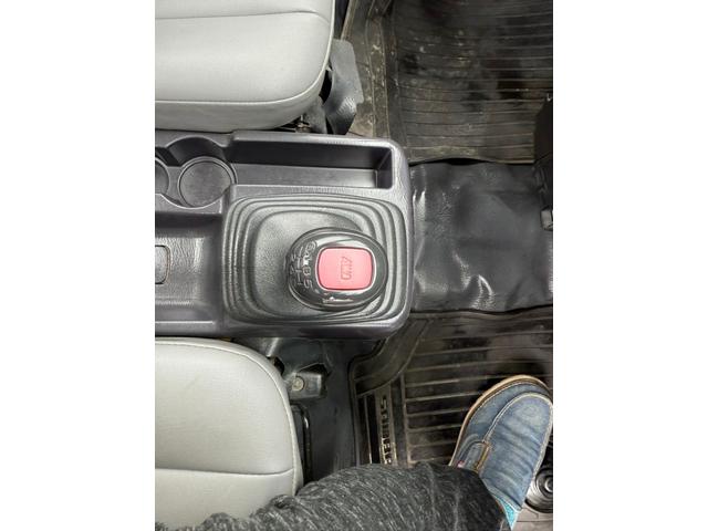 サンバートラック 　４ＷＤ　三方開き　運転席エアバッグ　マニュアルエアコン　パワーステアリング　荷台カバー　５速マニュアル　２年車検付き（31枚目）