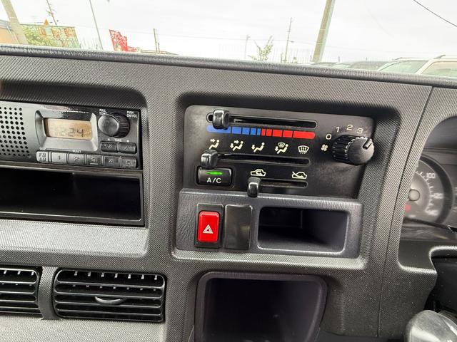 サンバートラック 　４ＷＤ　三方開き　運転席エアバッグ　マニュアルエアコン　パワーステアリング　荷台カバー　５速マニュアル　２年車検付き（32枚目）