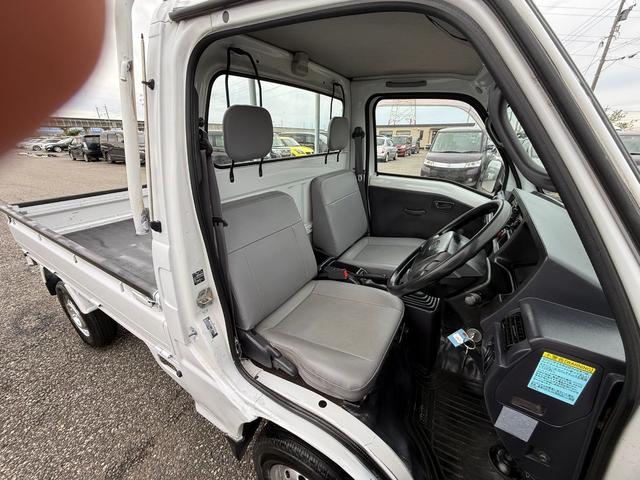 サンバートラック 　４ＷＤ　三方開き　運転席エアバッグ　マニュアルエアコン　パワーステアリング　荷台カバー　５速マニュアル　２年車検付き（35枚目）