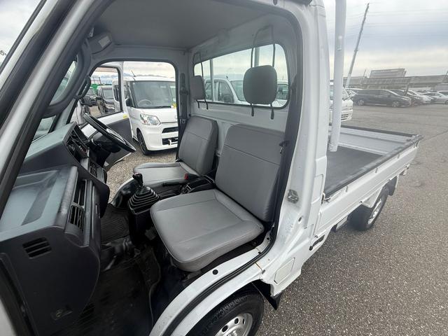サンバートラック 　４ＷＤ　三方開き　運転席エアバッグ　マニュアルエアコン　パワーステアリング　荷台カバー　５速マニュアル　２年車検付き（36枚目）