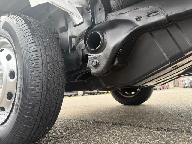 サンバートラック 　４ＷＤ　三方開き　運転席エアバッグ　マニュアルエアコン　パワーステアリング　荷台カバー　５速マニュアル　２年車検付き（41枚目）