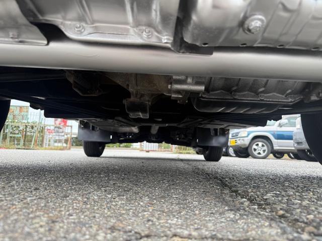 サンバートラック 　４ＷＤ　三方開き　運転席エアバッグ　マニュアルエアコン　パワーステアリング　荷台カバー　５速マニュアル　２年車検付き（42枚目）