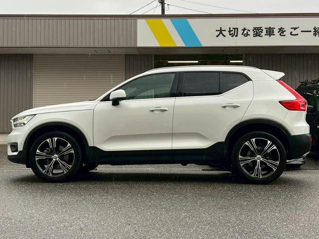 ＸＣ４０ Ｔ４　ＡＷＤ　インスクリプション　純正ナビ／全周囲カメラ／フルセグＴＶ／Ｂｌｕｅｔｏｏｔｈ／白革シート／ハーマンカードン／追従式クルーズコントロール／全席シートヒーター／純正アルミホイール（2枚目）
