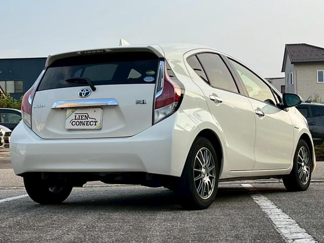 アクア Sスタイルブラック 社外SDナビ/バックカメラ/フルセグTV/社外アルミホイール/ETC/プリクラッシュセーフティ/車線逸脱防止装置/オートエアコン/スマートキープッシュスタート(3枚目)