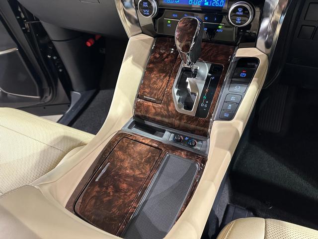 ヴェルファイアハイブリッド Ｖ　ワンオーナー　純正９インチナビ／ＴＶ／ＣＤ／ＤＶＤ／Ｂｌｕｅｔｏｏｔｈ　バックモニター　純正後席モニター　レザーシート　シートヒーター＆ベンチレーション　パワーバックドア　ＥＴＣ　ドラレコ（60枚目）