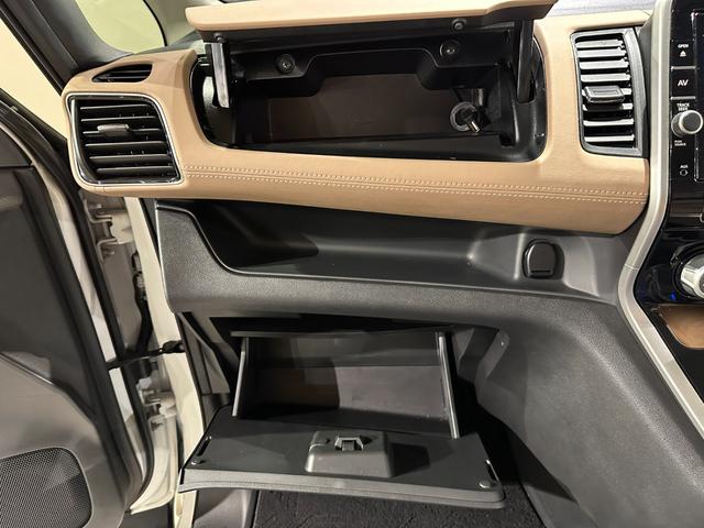 セレナ ｅ－パワー　ハイウェイスターＶ　プロパイロット　プレミアムインテリア　純正１０インチナビ／ＴＶ／ＣＤ／ＤＶＤ／Ｂｌｕ－ｒａｙ／Ｂｌｕｅｔｏｏｔｈ　アランドビューモニター　ＥＴＣ　純正後席モニター　シート＆ステアリングヒーター（78枚目）