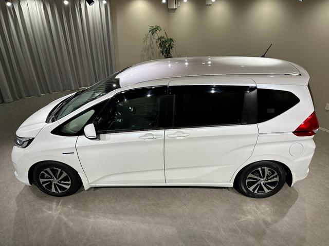 フリードハイブリッド ハイブリッド・Ｇホンダセンシング　６人乗り　両側パワスラドア　Ｓパッケージ／本革ステアリング／ハーフレザーコンビシート／純正１５インチアルミ　純正ナビ／ＴＶ／ＤＶＤ／ＣＤ／Ｂｌｕｅｔｏｏｔｈ　後席モニター　バックモニター　ＥＴＣ（16枚目）