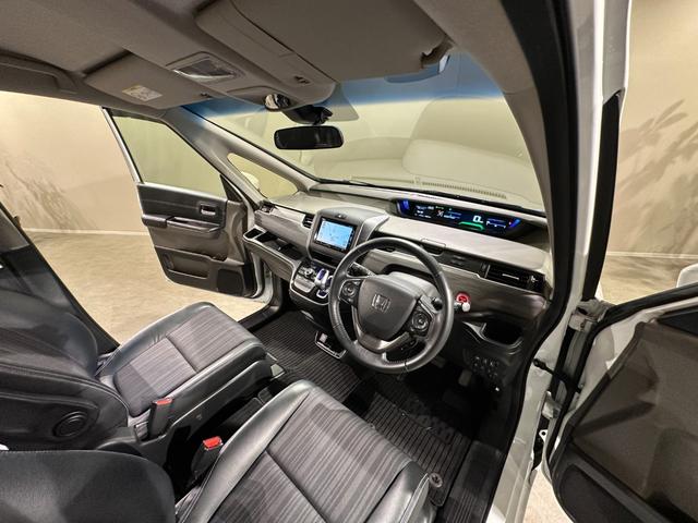 フリードハイブリッド ハイブリッド・Ｇホンダセンシング　６人乗り　両側パワスラドア　Ｓパッケージ／本革ステアリング／ハーフレザーコンビシート／純正１５インチアルミ　純正ナビ／ＴＶ／ＤＶＤ／ＣＤ／Ｂｌｕｅｔｏｏｔｈ　後席モニター　バックモニター　ＥＴＣ（34枚目）
