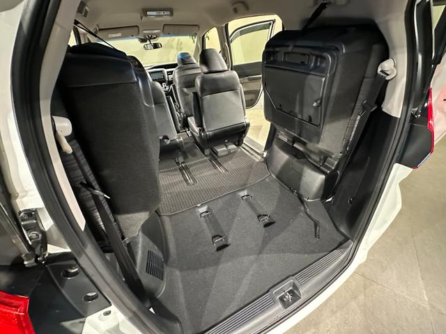 フリードハイブリッド ハイブリッド・Ｇホンダセンシング　６人乗り　両側パワスラドア　Ｓパッケージ／本革ステアリング／ハーフレザーコンビシート／純正１５インチアルミ　純正ナビ／ＴＶ／ＤＶＤ／ＣＤ／Ｂｌｕｅｔｏｏｔｈ　後席モニター　バックモニター　ＥＴＣ（52枚目）