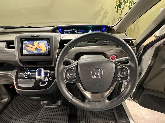 フリードハイブリッド ハイブリッド・Ｇホンダセンシング　６人乗り　両側パワスラドア　Ｓパッケージ／本革ステアリング／ハーフレザーコンビシート／純正１５インチアルミ　純正ナビ／ＴＶ／ＤＶＤ／ＣＤ／Ｂｌｕｅｔｏｏｔｈ　後席モニター　バックモニター　ＥＴＣ（55枚目）