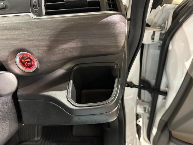 フリードハイブリッド ハイブリッド・Ｇホンダセンシング　６人乗り　両側パワスラドア　Ｓパッケージ／本革ステアリング／ハーフレザーコンビシート／純正１５インチアルミ　純正ナビ／ＴＶ／ＤＶＤ／ＣＤ／Ｂｌｕｅｔｏｏｔｈ　後席モニター　バックモニター　ＥＴＣ（75枚目）