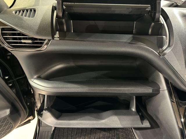 ノア ハイブリッドＧ　両側パワスラドア　シートヒーター　純正９インチナビ／ＴＶ／ＣＤ／ＤＶＤ／Ｂｌｕｅｔｏｏｔｈ　後席モニター　バックモニター　ドラレコ　ＥＴＣ　クルコン　トヨタセーフティセンス　ＬＥＤライト　フォグライト（78枚目）